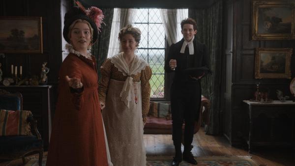 Bild 1 von 32: Im Bild: Anya Taylor-Joy (Emma Woodhouse), Mia Goth (Harriet Smith), Josh O?Connor (Mr. Elton).