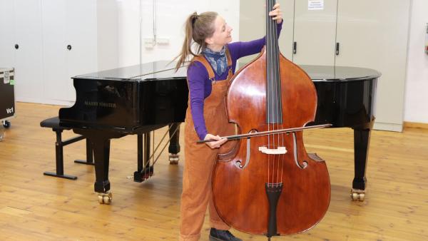 Bild 1 von 2: Marina darf bei der Jungen Staatsphilharmonie in Nürnberg das Kontrabassspielen ausprobieren.