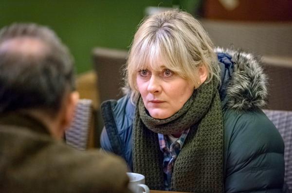 Bild 1 von 1: Catherines (Sarah Lancashire) Verdacht, dass Tommy etwas mit dem Tod ihrer Kollegin Kristen zu tun haben könnte, erhärtet sich, als sie eine Verbindung zwischen dem Unfall und der Entführung von Nevisons (George Costigan) Tochter entdeckt.
