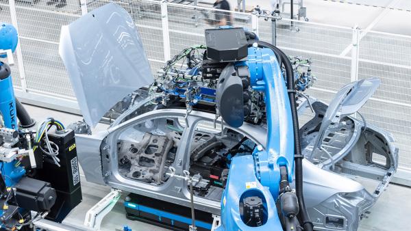 Bild 1 von 2: Die 11. Generation der S-Klasse wird in der Factory56 in Sindelfingen produziert.