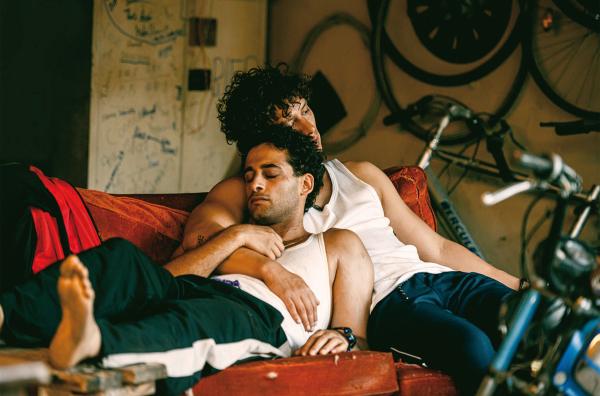 Bild 1 von 2: Darko (Malik Blumenthal, rechts) will die brüderliche Freundschaft zu Yanoosh (Karim Günes, links) nicht zerbrechen lassen