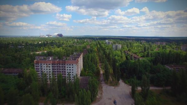 Bild 1 von 5: Die Sperrzone um das Atomkraftwerk Tschernobyl. Im Vordergrund die verlassene Stadt Pripyat, im Hintergrund der Unglücksreaktor von Tschernobyl.