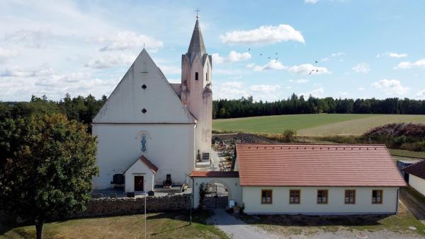 Bild 1 von 4: Im Bild: Pfarrkirche Sallapulka.