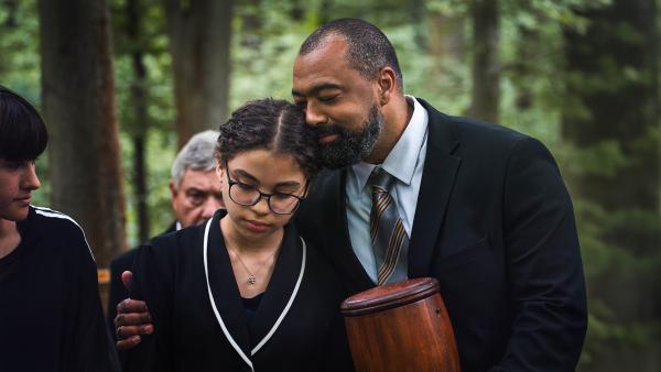 Bild 1 von 2: Maxi (Kiana Ben Attou) ist zusammen mit ihrem Papa auf einer Trauerfeier.© MDR/Thomas Dietze - Honorarfreie Verwendung gemäß AGB im redaktionellen Zusammenhang mit genannter Sendung bei Nennung \