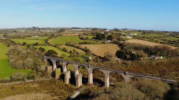 Bild 1 von 1: Das alte Carnon-Viadukt im südenglischen Cornwall gehört zu den Meisterwerken des legendären britischen Ingenieurs Isambard Kingdom Brunel. In ihrer Zeit galt die Eisenbahnbücke mit ihrer ungewöhnlichen Holzkonstruktion als zukunftsweisend.