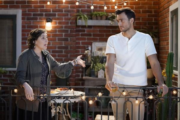 Bild 1 von 16: Kat (Mayim Bialik, l.); Max (Cheyenne Jackson, r.)