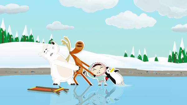 Bild 1 von 1: Als die Pinguindame Lissy ihre angestrengten Füße nach dem Schlittschuhlaufen in einer Pfütze kühlt, ist sie eingeschlafen. Das Ergebnis: die Füße froren fest. Jetzt kann sie sich trotz der Hilfe ihrer Freunde nicht aus dem Eis befreien.