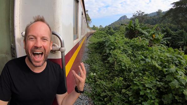 Bild 1 von 2: Teddy Wilson reist auf der längsten Bahnstrecke des Königreichs durch Thailand.