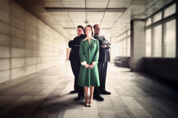 Bild 1 von 9: Franz-Josef Strauß (Paul Sedlmeir, l.) und Helmut Kohl (Jan van Weyde, r.) brauchen Hilfe. Sekretärin Frau Müller (Nora Islei, M.) muss die beiden politischen Schwergewichte wieder aus dem Schlamassel ziehen.