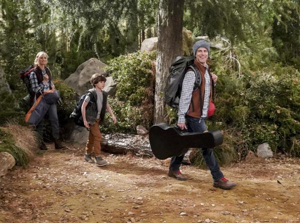 Bild 1 von 18: (v.l.n.r.) Gemma Johnson (Beth Behrs); Grover Johnson (Hank Greenspan); Dave Johnson (Max Greenfield)