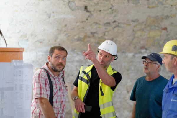 Bild 1 von 19: Umgeben von Mitarbeitern: Sebastian Baumeister (Mitte)ist der Bauleiter auf der Festung Marienberg.