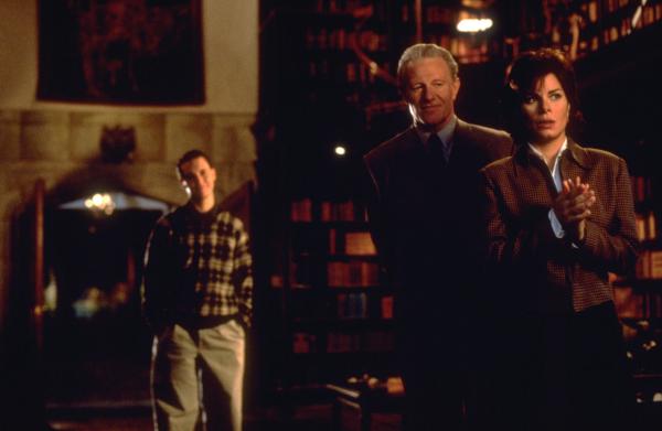 Bild 1 von 31: Das ist ein Gummiklecks - grasgrün, witzig und energiegeladen wie ein Wirbelwind. Und: Flubber kann sogar fliegen, denn sobald er/sie/es an etwas dranklebt, gibt es kein Halten mehr. Entdeckt wird Flubber vom zerstreuten Professor Phillip Brainard (Robin Williams), der gemeinsam mit seiner liebesbedürftigen Roboterassistentin Weebo auf der Suche nach einer neuen Formel für Energie ist. Und so verbummelt er bereits zum dritten Mal die Hochzeit mit seiner geliebten Sara (Marcia Gay Harden). Doch es gibt noch mehr Ärger, denn Brainards hinterlistiger Rivale Wilson Croft (Christopher McDonald) und der fiese Unternehmer Hoenicker versuchen, das grüne Energiebündel Flubber in ihren Besitz zu bringen â?¦