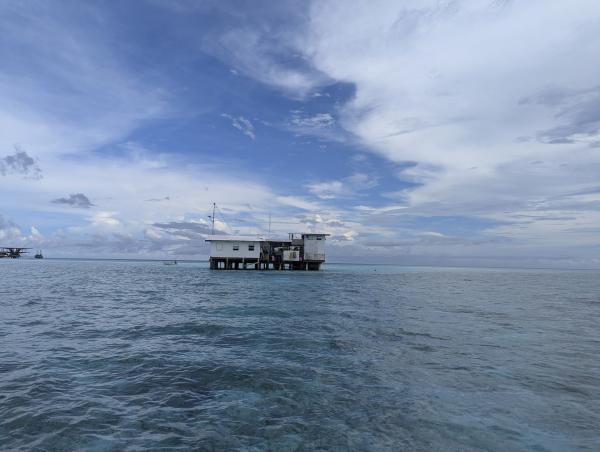 Bild 1 von 17: Die Ranger-Station inmitten des Tubbataha-Riffs ist durchgehend besetzt, und trägt zum Schutz dieser Meeresregion bei.