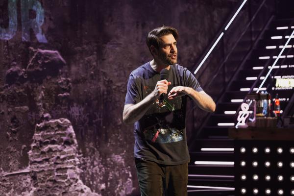 Bild 1 von 8: Kabarettist wider Willen: Claus von Wagner ist zu Gast bei Till Reiners und verzweifelt an der Verrücktheit der Welt