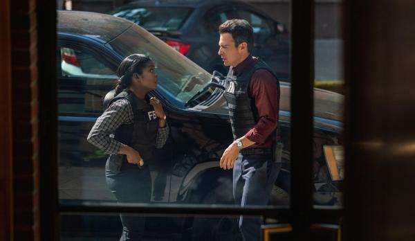 Bild 1 von 16: Special Agent Kristen Chazal (Ebonée Noel, l.); Special Agent Stuart Scola (John Boyd, r.)