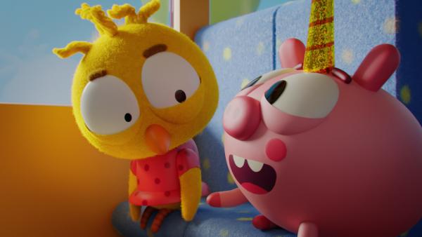 Bild 1 von 3: Karla (l.) steht im Schulbus kurz vor dem Nervenzusammenbruch - Ophelia (r.) redet ohne Pause. Selbst das stärkste Küken hält das nicht aus.