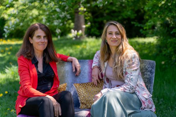 Bild 1 von 3: Wie schafft man es, dass die Sexualität in langen Partnerschaften prickelnd und am Laufen bleibt? Dieser Frage geht Biologin Jasmina Neudecker (r.) mit der Sexualtherapeutin Heike Melzer (l.) in München nach.
