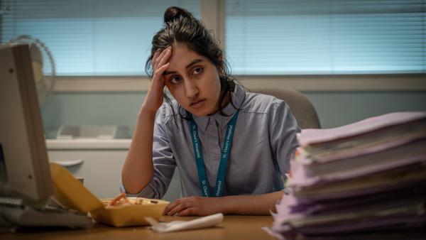 Bild 1 von 3: Gerade als Shruti (Ambika Mod) aufgrund der konstanten Überlastung abzustumpfen droht, wird ihr auf schreckliche Weise bewusst, welche Schicksale hinter jedem Patienten stecken.