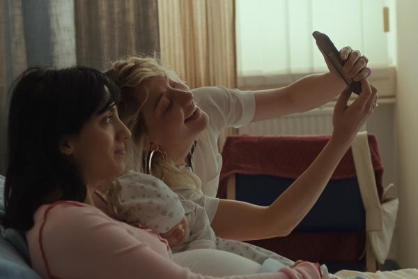 Bild 1 von 7: Melek Yalcin (Zeynep Bozbay, l.) hat ihr Baby gesund zur Welt gebracht. Allerdings fühlt sie sich in ihrer Mutterrolle noch nicht wohl und weiß nicht, ob sie das überhaupt alles schafft. Ihr Freundin Dana (Marie Bloching, r.) versucht, sie aufzuheitern.