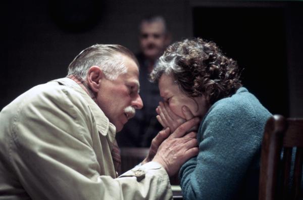 Bild 1 von 3: Als ihr Mann Stan (Phil Davis) sie in der Untersuchungshaft besucht, bricht die bis dahin so gefasst wirkende Vera Drake (Imelda Staunton) in Tränen aus.
