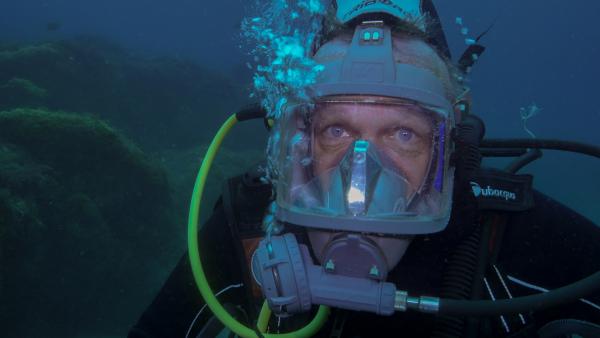 Bild 1 von 11: Der Mittelatlantische Rücken durchzieht auf einer Länge von zwanzigtausend Kilometern den Atlantik. Die Seeberge, die vom Meeresgrund emporragen, transportieren Nährstoffe aus der Tiefe und bilden so einen Hotspot der Artenvielfalt Unterwasser. Colin Devey bei seiner Unterwassermoderation am Mittelatlantischen Rücken.