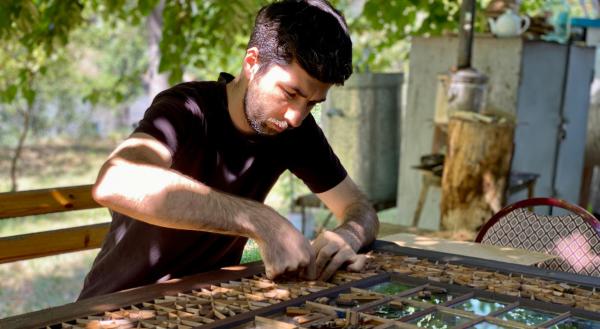 Bild 1 von 4: Ilgar Rasulov ist einer der wenigen Glas-Meister, die noch die Kunst der Shebeke-Fenster beherrschen.