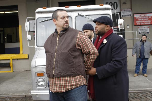 Bild 1 von 8: Frank Pando as Silvio Mangiafico, Jeremy Sisto as Det. Cyrus Lupo, Anthony Anderson as Det. Kevin Bernard -- NBC