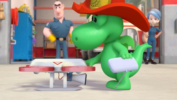 Bild 1 von 3: Grisu soll mit einer ferngesteuerten Drohne einen gefräßigen Vogel vertreiben.