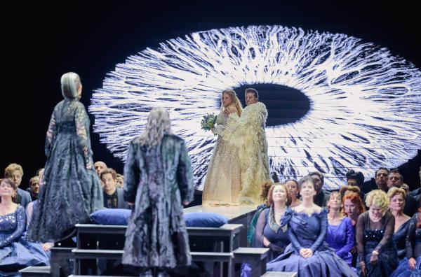 Bild 1 von 5: Nachdem Lohengrin (Piotr Beczcala) seine Elsa von Brabant (Rachel Willis-Sorensen) gegen Telramund verteidigt hat, findet im zweiten Akt schließlich die Hochzeit statt.