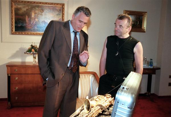 Bild 1 von 5: Im Bild: Klaus Wildbolz (Wenzel Hofer), Branko Samarovski (Varga).