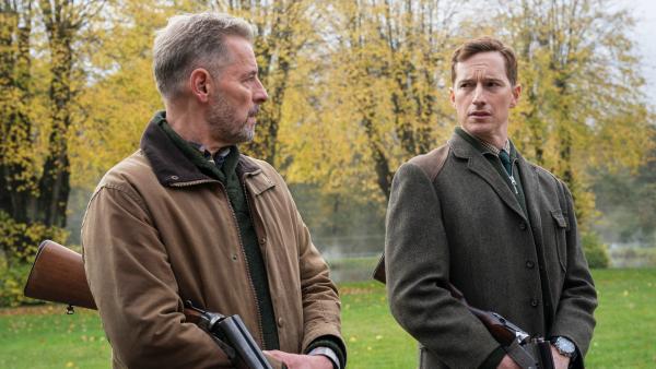 Bild 1 von 5: Politiker Johnny Gregersen (Mikael Birkkjær, l.) trifft auf der Jagd bei Schloss Nørlund den Major Hannibal Frederiksen (Anders Heinrichsen, r.)