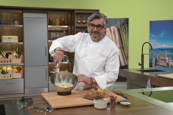 Bild 1 von 8: Hans Jörg Bachmeier bei der Zubereitung von Bratapfel mit Weißbier-Sabayon.