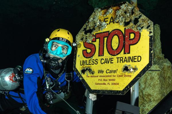 Bild 1 von 15: Höhlentaucher müssen eine gute Ausbildung haben, sonst kann es schnell gefährlich werden.