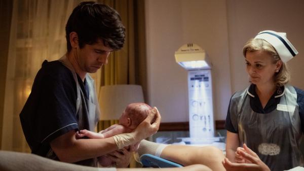 Bild 1 von 3: Nach einer scheinbar reibungslosen Geburt macht Adam (Ben Whishaw) eine fatale Entdeckung. Adam muss sofort handeln, um das Leben seiner Patientin zu retten, doch die Hebamme Serena (Lucy Russell) hat eine schlechte Nachricht.