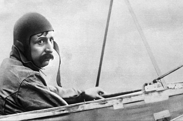 Bild 1 von 4: Louis Blériot war ein Pionier der französischen Luftfahrt: Er überquerte als Erster den Ärmelkanal in einem von ihm selbst konstruierten Flugzeug.
