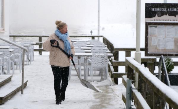 Bild 1 von 3: Winterdienst auf der Ahlbecker Seebrücke