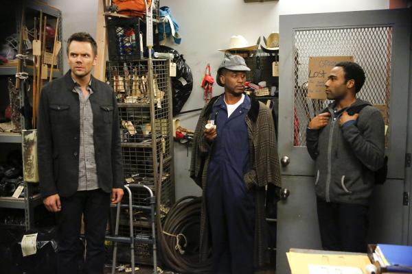 Bild 1 von 19: Das kindische Verhalten seines Freundes Troy (Donald Glover, r.), geht Jeff (Joel McHale, l.) gewaltig auf die Nerven. Dennoch spielt er das Theater mit, um so schneller ins wohlverdiente Wochenende starten zu können ...