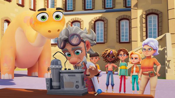 Bild 1 von 2: Dino Flo, Tendo, Roki, Leo, Sophie und  Oma Clara hoffen, dass Enzo Carrera die Silver Machine reparieren kann. © KiKA/MACK Magic/Der Kinderkanal von ARD und ZDF, 2025- Honorarfreie Verwendung gemäß AGB im redaktionellen Zusammenhang mit genannter Sendung bei Nennung \