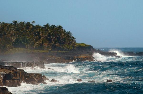 Bild 1 von 4: Der Mauna Loa auf Hawaii ist der größte aktive Vulkan der Welt. Seine gigantischen Ausmaße sind verantwortlich für eine oft unterschätzte Gefahr: Die instabilen Bergflanken können ins Meer abrutschen und einen Mega-Tsunami auslösen.