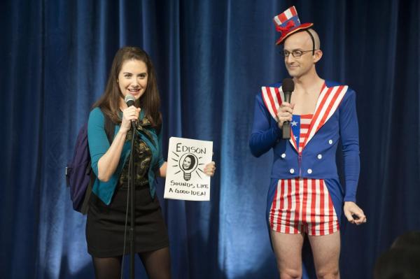 Bild 1 von 25: Dekan Pelton (Jim Rash, r.) erklärt die Wahl für eröffnet. Um die Wahl zur Präsidentin der Studentenvertretung zu gewinnen, ist Annie (Alison Brie, l.) jedes Mittel Recht ...