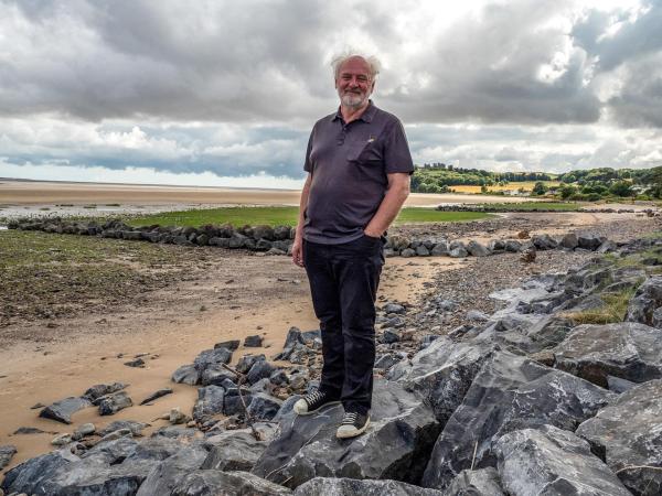 Bild 1 von 1: Im Bild: Lojze Wieser am Strand von Caernaforn (Wales).