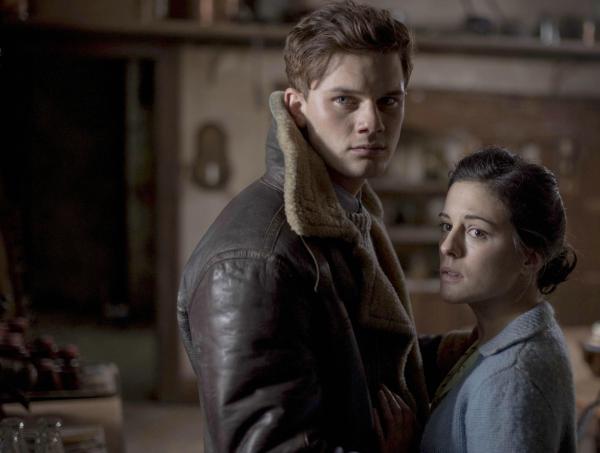 Bild 1 von 15: Als in dem alten Eel Marsh Haus und dessen Umgebung grauenvolle Dinge passieren, sucht die junge Lehrerin Eve (Phoebe Fox, r.) Unterstützung bei dem ehemaligen Militärpiloten Harry (Jeremy Irvine, l.). Doch haben die beiden überhaupt eine Chance gegen das Böse?