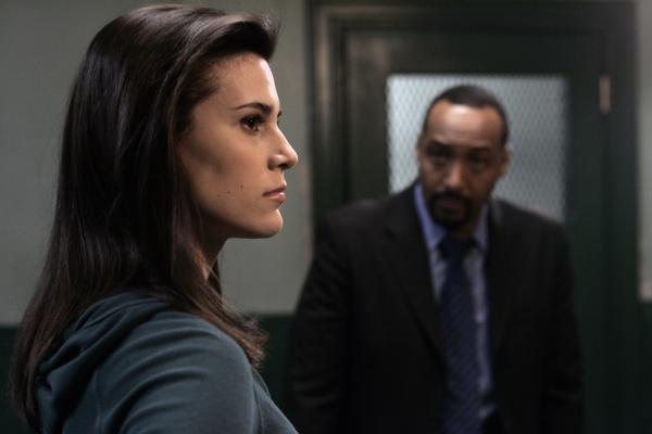 Bild 1 von 13: (l-r) Milena Govich as Detective Nina Cassady, Jesse L. Martin as Detective Ed Green  NBC