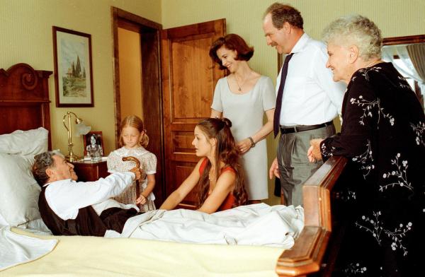 Bild 1 von 16: Im Bild: Raf Vallone (Nonno), Yvonne Czvrcsek (Melanie \