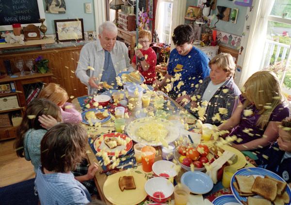 Bild 1 von 8: Bei den Bakers gibt es immer Chaos: Tom (Steve Martin, l.), Mark (Forrest Landis, 2.v.l.), Charlie (Tom Welling, M.), Henry (Kevin G. Schmidt, 2.v.r.) und Lorraine (Hilary Duff, r.) ...