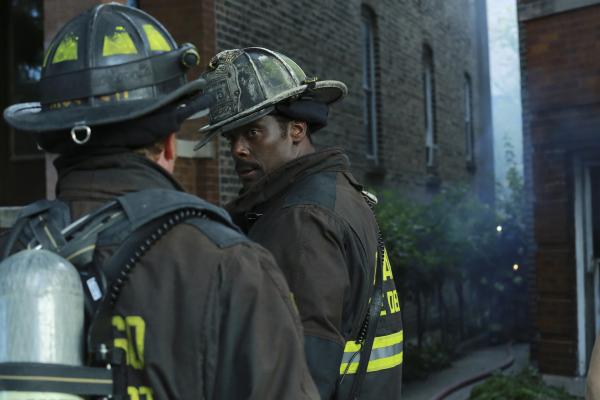 Bild 1 von 11: Eamonn Walker as Battalion Chief Wallace Boden -- (Photo by: Elizabeth Morris/NBC)