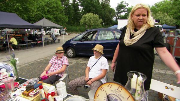 Bild 1 von 7: Bianca mit ihren Kindern Hanna und Benjamin auf dem Flohmarkt