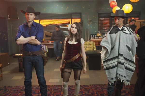 Bild 1 von 27: In Greendale findet ein grosses Paintball-Event statt, bei dem der Sieger 100.000 Dollar bekommt. Klar, dass unter anderem Jeff (Joel McHale, l.), Annie (Alison Brie, M.) und Abed (Danny Pudi, r.) gewinnen wollen ...