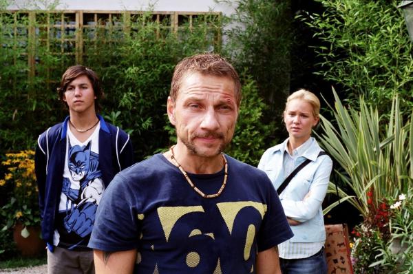 Bild 1 von 12: Während der Gedanke an Kinder für Frank (Richy Müller, M.) anfänglich noch ein Albtraum ist, entdeckt er mit der Zeit, wie wunderbar es ist, Luisa (Katharina Ursinus, r.) und Lukas (Tim O. Schultz, l.) zu haben und wie sehr diese Kinder einen Vater brauchen. Frank mischt sich munter in die Erziehung ein und bringt damit die Zwillinge wie auch Katrin schier zur Verzweiflung ...