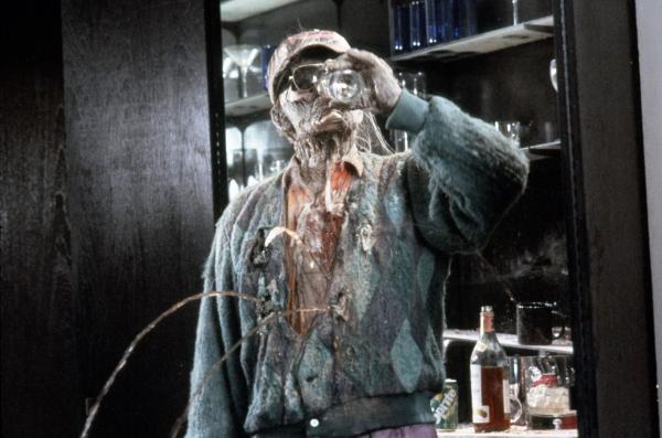 Bild 1 von 13: Stößt mit Cross auf die Vergangenheit an: der Geist seines ehemaligen Chefs Lew Hayward (John Forsythe).